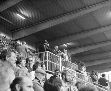 885060 Afbeelding van de toespraak van wethouder Cees Pot bij de opening van het nieuwe stadion Galgenwaard te Utrecht, ...